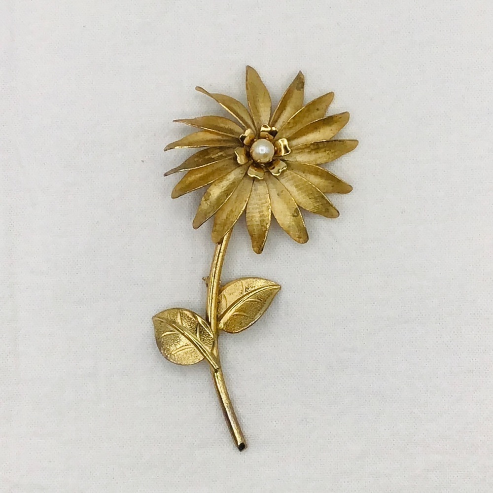 VINTAGE Brooch Floral Long Stem Flower Pearl Gold Tone Pin Retro 3D Art Textured